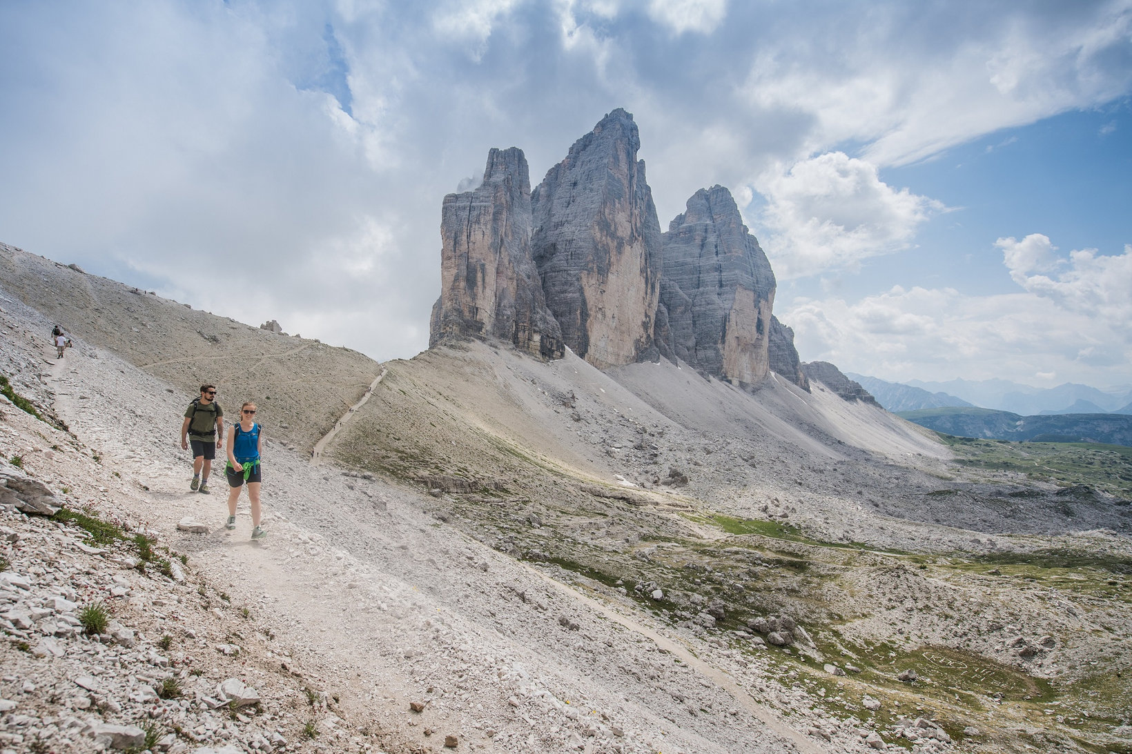 Due persone camminano sul sentiero intorno alle Tre Cime