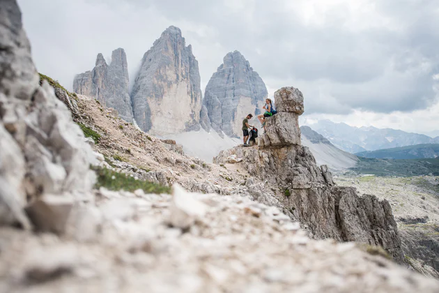 Dva lidé odpočívají před Třemi vrcholy Dolomit