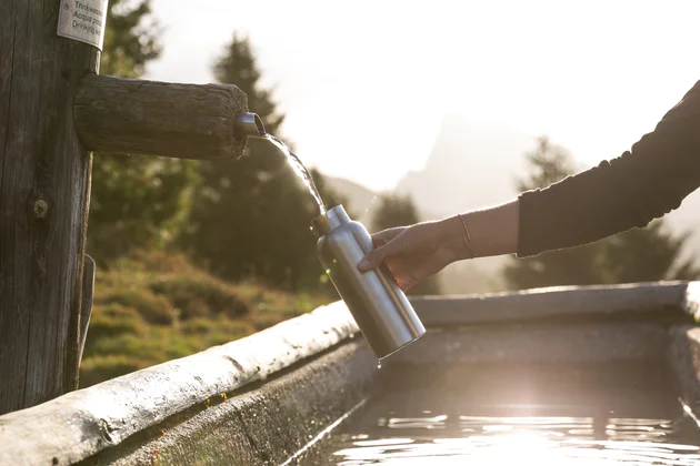 Riempire la borraccia alla fontana
